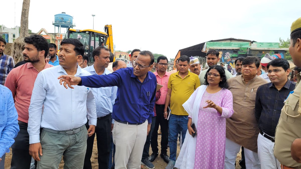 dm_hathras's tweet photo. आगामी 21 सितम्बर, 2023 (बल्देव छठ) से प्रारंभ हो रहे बृजक्षेत्र का मशहूर 112वॉ विशाल लक्खी मेला श्री दाऊजी महाराज के भव्य आयोजन के दृष्टिगत जिलाधिकारी @archana_ias2014 ने मेला प्रांगण का भ्रमण कर निरीक्षण किया तथा तैयारियों में तेजी लाने के निर्देश दिए। https://t.co/lInW65Fohv