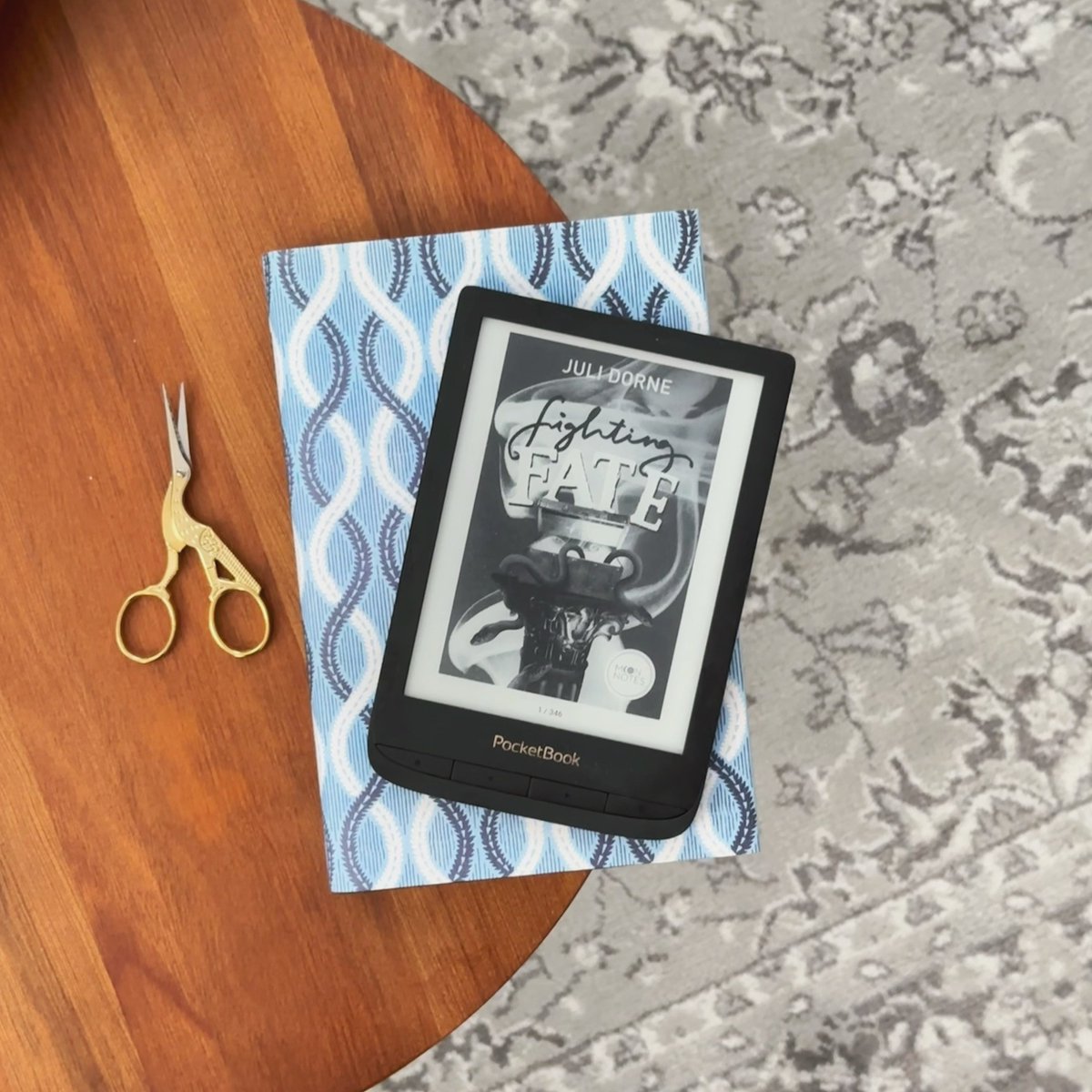 „Er ist der Prinz des Hades, sie sein Bodyguard.“❤️‍🔥
Bereit für eine packende Neuinterpretation einer alten  mythologischen Erzählung? 

📚"Fighting Fate" von Juli Dorne - jetzt als #ebook bei Legimi lesen: legimi.de/e-book-fightin…

#buchtipp #lesen