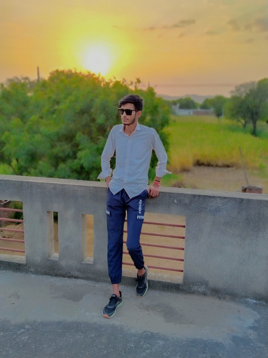 rahulkamlodiya's tweet photo. ज़िंदा हो तो ताकत रखो बाज़ुओ में तैरने की,
क्योकि लहरो के साथ बहना तो लाशो का काम है।🍁
#11Septiembre #iPhone15Pro #TimeIsDhan https://t.co/yUCg4dVpmb