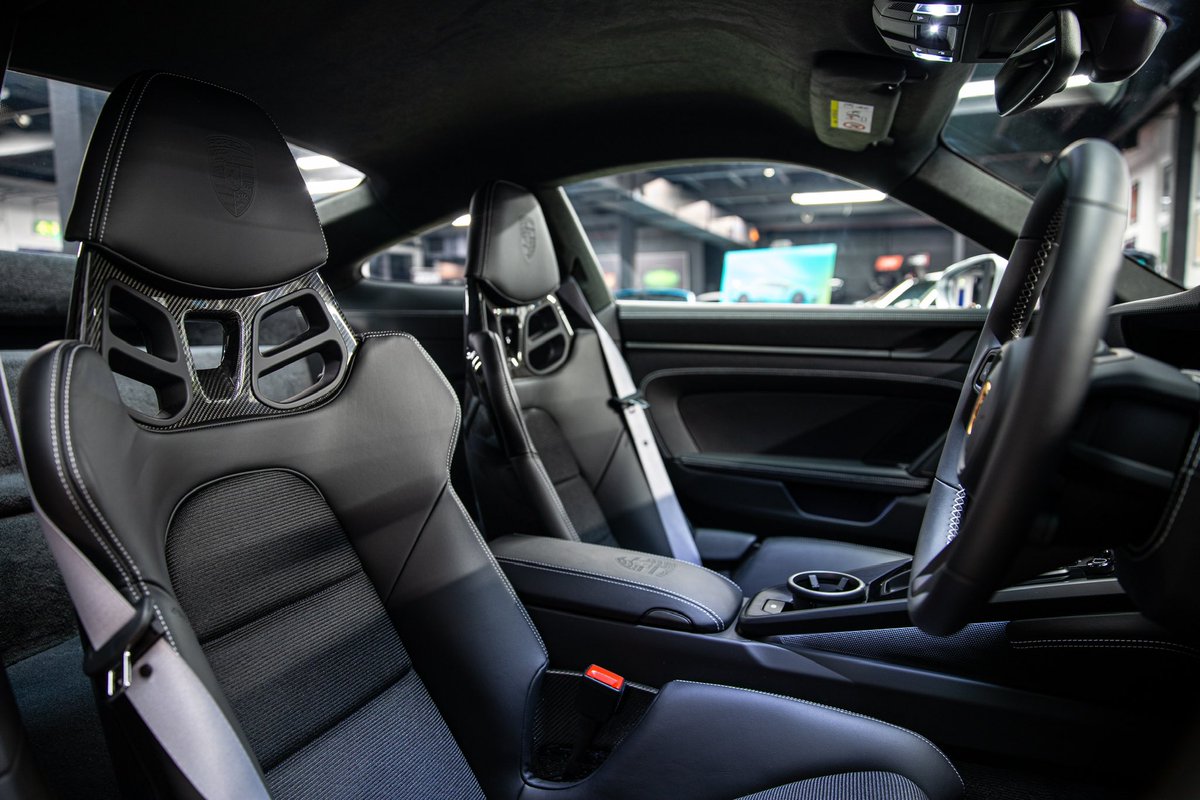 992 GT3 Touring, Supplied with super low mileage and a full specification (Available upon request).

jzmporsche.com/cars/porsche-9…