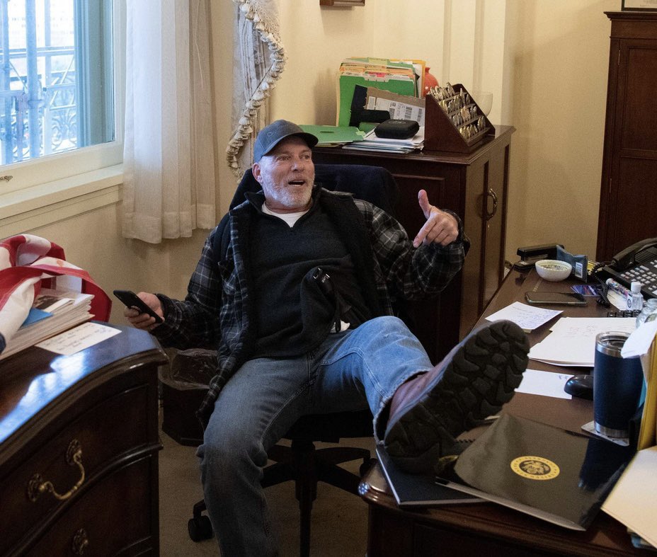 xcitizenjournal's tweet photo. @EdKrassen @nypost This is 2-tier Justice 
Both sit on the Speaker’s house https://t.co/rn2rki1DeX