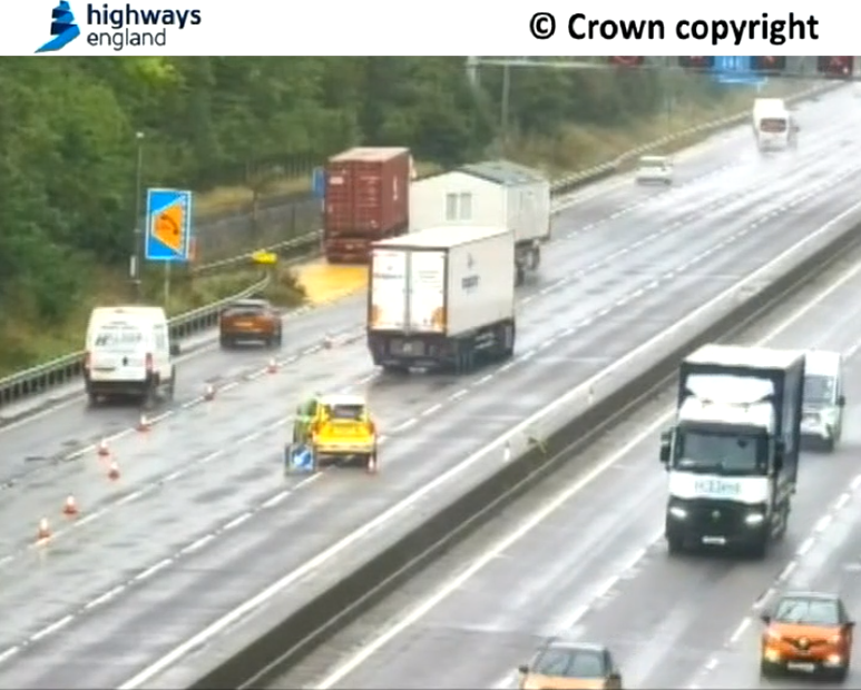 HighwaysYORKS's tweet photo. 3 lanes (of 4) are closed on the #M62 westbound in #WestYorkshire between J30 (#Rothwell) and J29 (#M1 #LoftHouseInterchange) due to a broken down lorry.
Our Traffic Officers are on scene and recovery has been arranged.
There's 2 miles of congestion on approach. https://t.co/1j4aPxlohL