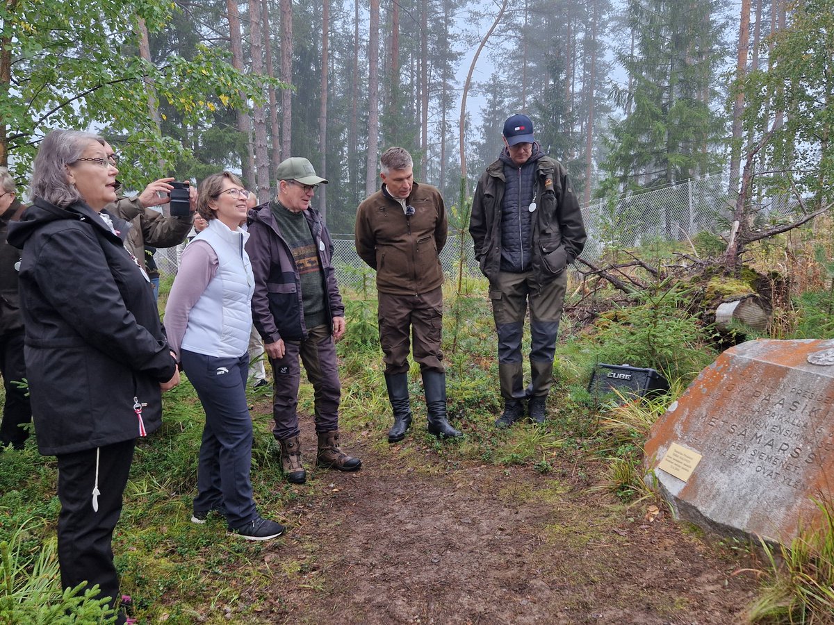 SLC_lantbruk's tweet photo. Idag öppnades #Skogsmarsch2023 officiellt - på samma plats där Skogsmarschen 1950 startade 🌲🌳 Varmt tack till minister @SariEssayah som gav statsmaktens hälsning - för god skogsskötsel och en god framtid för skogen #metsämarssi2023 @MTK_Metsa @MTKry https://t.co/gJXGWAOC6O https://t.co/gvwIEcOWUH