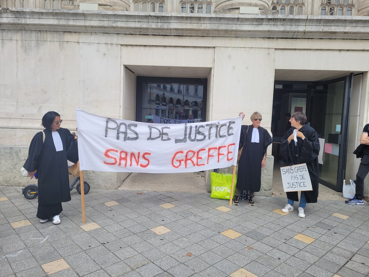 ❗️⚖️ Aujourd'hui au tribunal de Tours, les greffières et greffiers sont en grève
➡️ meilleure reconnaissance de leur métier 
➡️ meilleure rémunération