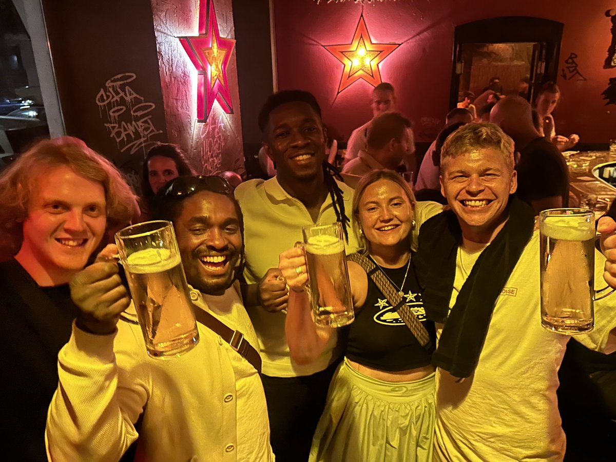 Royal 2000 tweet media