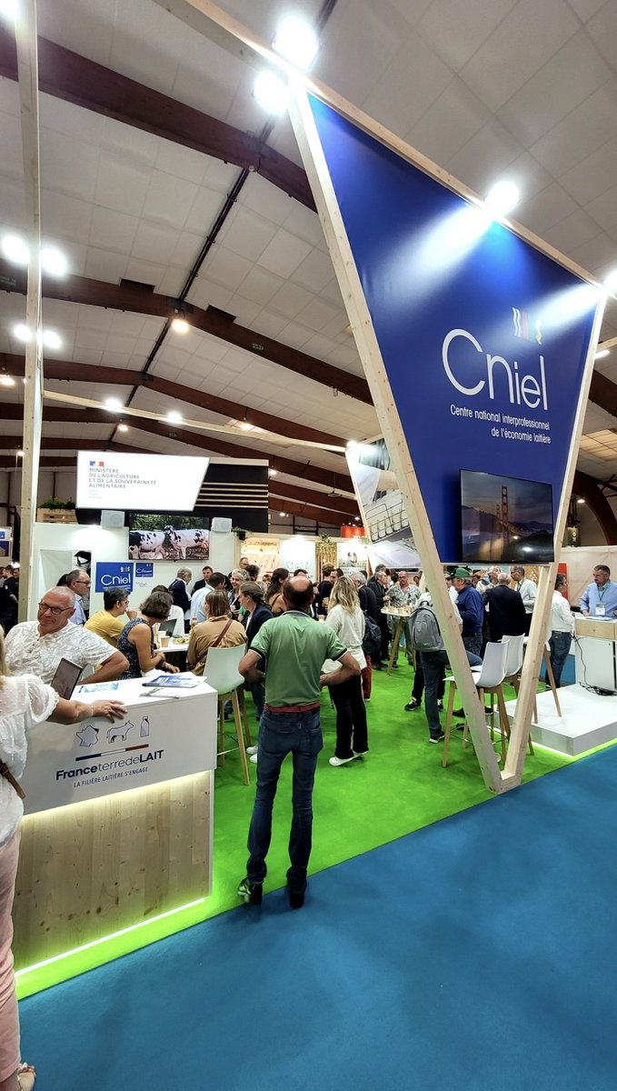 wearehappygrass's tweet photo. À 16h, c'est sur le stand du @cniel que vous pourrez venir échanger avec nous ! 🌱🐄☘️
#SPACERennes #HappyGrass #élevage https://t.co/EL9aapRUD1