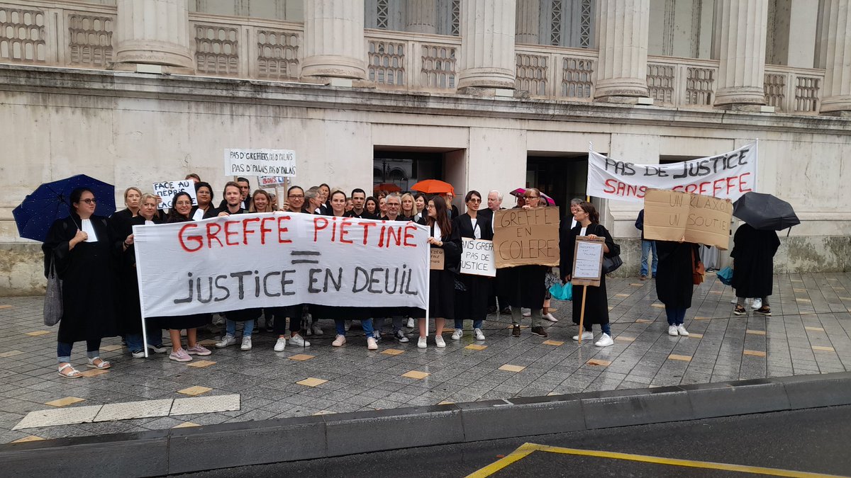 Les greffiers du tribunal judiciaire de #Tours sont en grève et maintiennent la pression "pour une meilleure rémunération et un peu de considération"