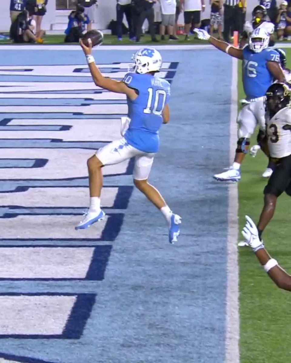 Diddy4UNC's tweet photo. @RGIII @DrakeMaye2 @UNCFootball Who did it better? https://t.co/5rRFYQSwYF