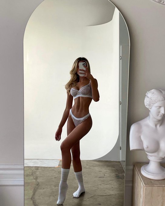 White or black lingerie? 👼🏼 https://t.co/KBr52vAoCv