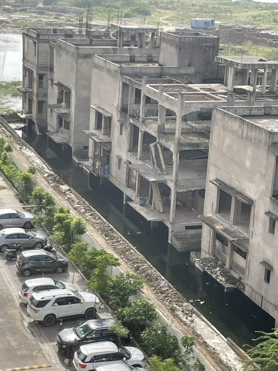 mohit__nain's tweet photo. @anilvijminister @OfficialGMDA This is BPTP Amstoria Society in sector 102. This the reason of increasing dengue cases in nearby areas. Multiple cases of dengue are reported. Request to take action for the same. https://t.co/UsDY5LZMiR