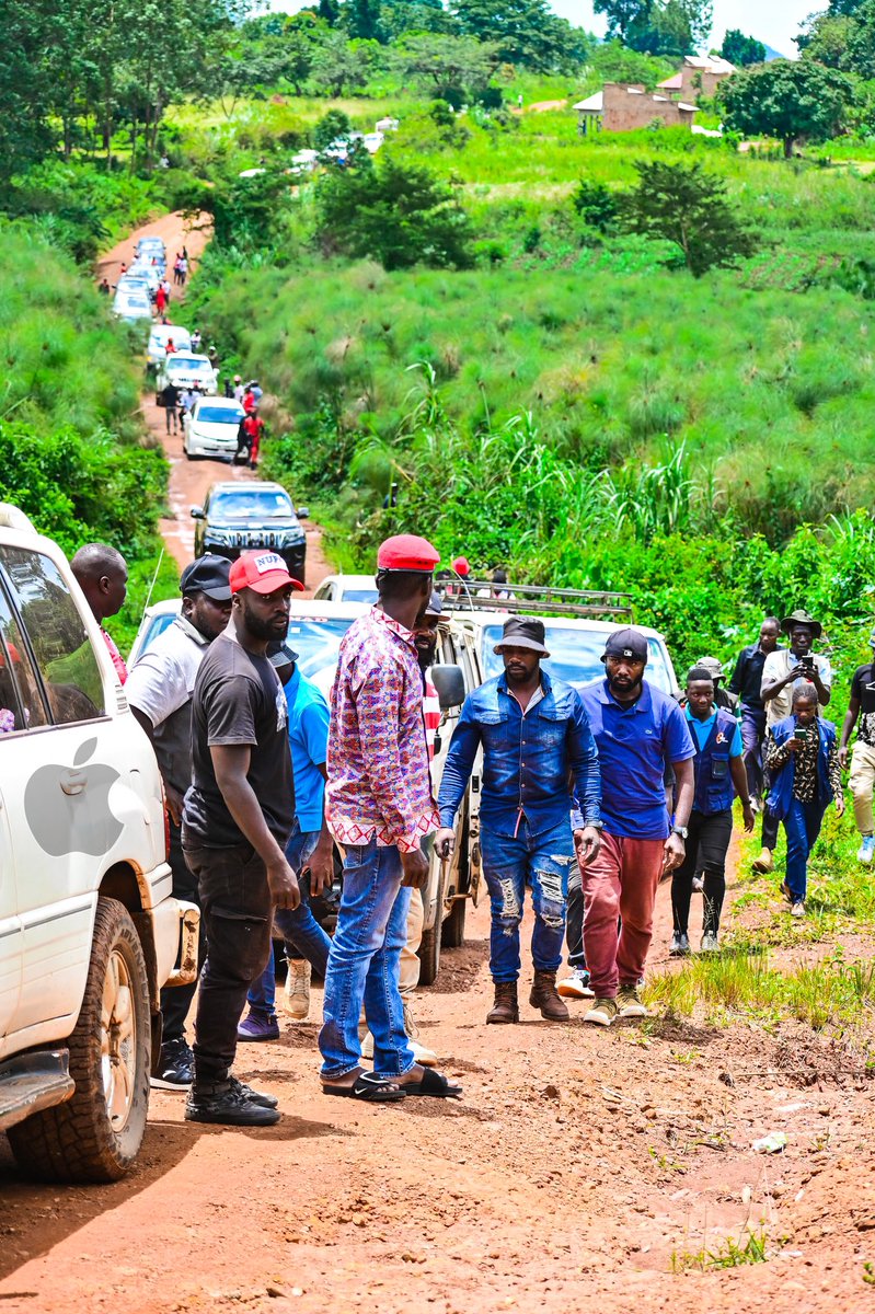 For 37 years since museveni killed Ugandans and captured power few kilometres away from Hoima city you fall in large ditches that require few individuals in cars to pass.
———-🇺🇬🩸😢😭

#NUPCountryWideTour
#PeoplePower_OurPower