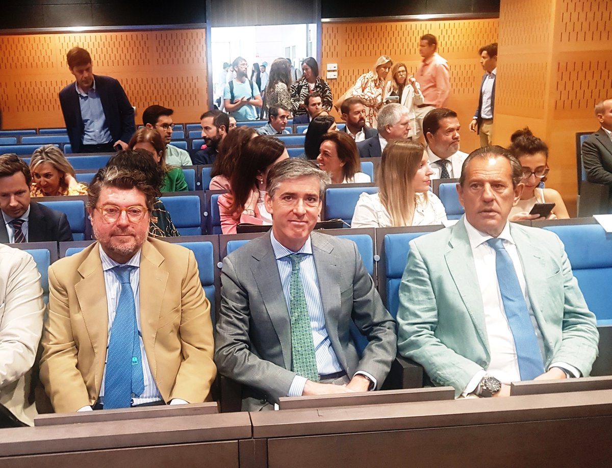 mmingorance_m's tweet photo. #Consenso➡️#Ley #Economía #Circular en #Andalucía @andtribuna  @PCTcartuja  @Endesa  con @RamonFPM  Luis Pérez Díaz @R_SanchezDuran  @RafaCarmonaAND @Abilio_Caetano https://t.co/xYHh5E4kZd https://t.co/pUOXCb11UY