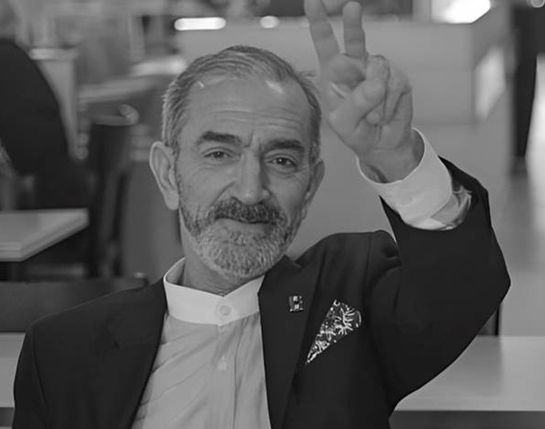 Farqiniz's tweet photo. Stêrkeke din jî ji esmanê me xuricî. 
Lê tu yek ji wan stêrkan î ku we nav, deng û şop li dû xwe hiştin. Oxir be... https://t.co/U6rcTtLIHt