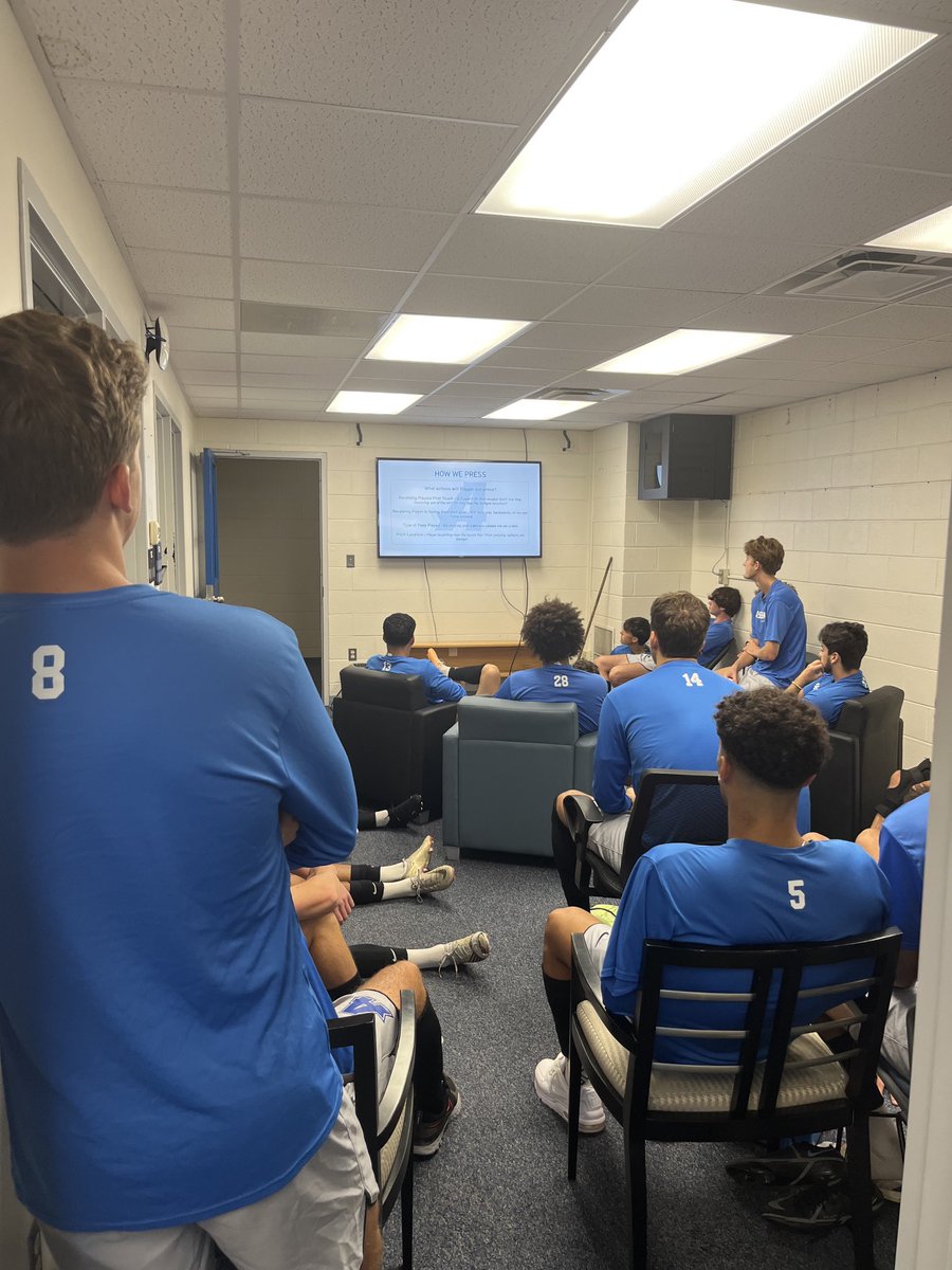 AssumptionMSOC's tweet image. Tactical meeting before this mornings session.  #workinprogress
