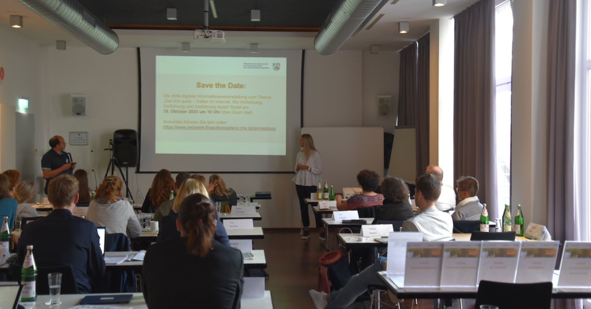 Auf der Herbsttagung des Netzwerks #Finanzkompetenz NRW wurde die #Schülerakademie vorgestellt, bei der Schüler/-innen u.a. lernen, welcher #Konsumententyp sie sind. Wir unterstützen das #Projekt, da #Finanzbildung entscheidend für eine erfolgreiche #Zukunft ist. #twlz