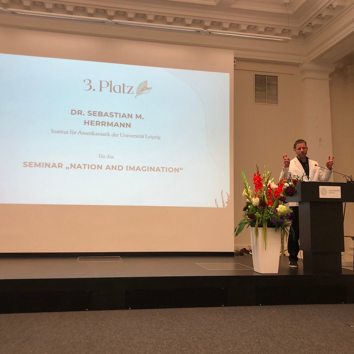 projektshrimp's tweet photo. #projektSHRIMP-Leiter @_smherrmann hat mit seinem Amerikanistik-Seminar "Nation and Imagination" den 3. Platz beim Preis für #digitaleLehre in der sächsischen Lehrer:innenbildung gewonnen. Das Seminar wurde mit der #SocialHypertext-Plattform #SHRIMP_PODS realisiert. #twitterlz https://t.co/wZzbTXpEh5