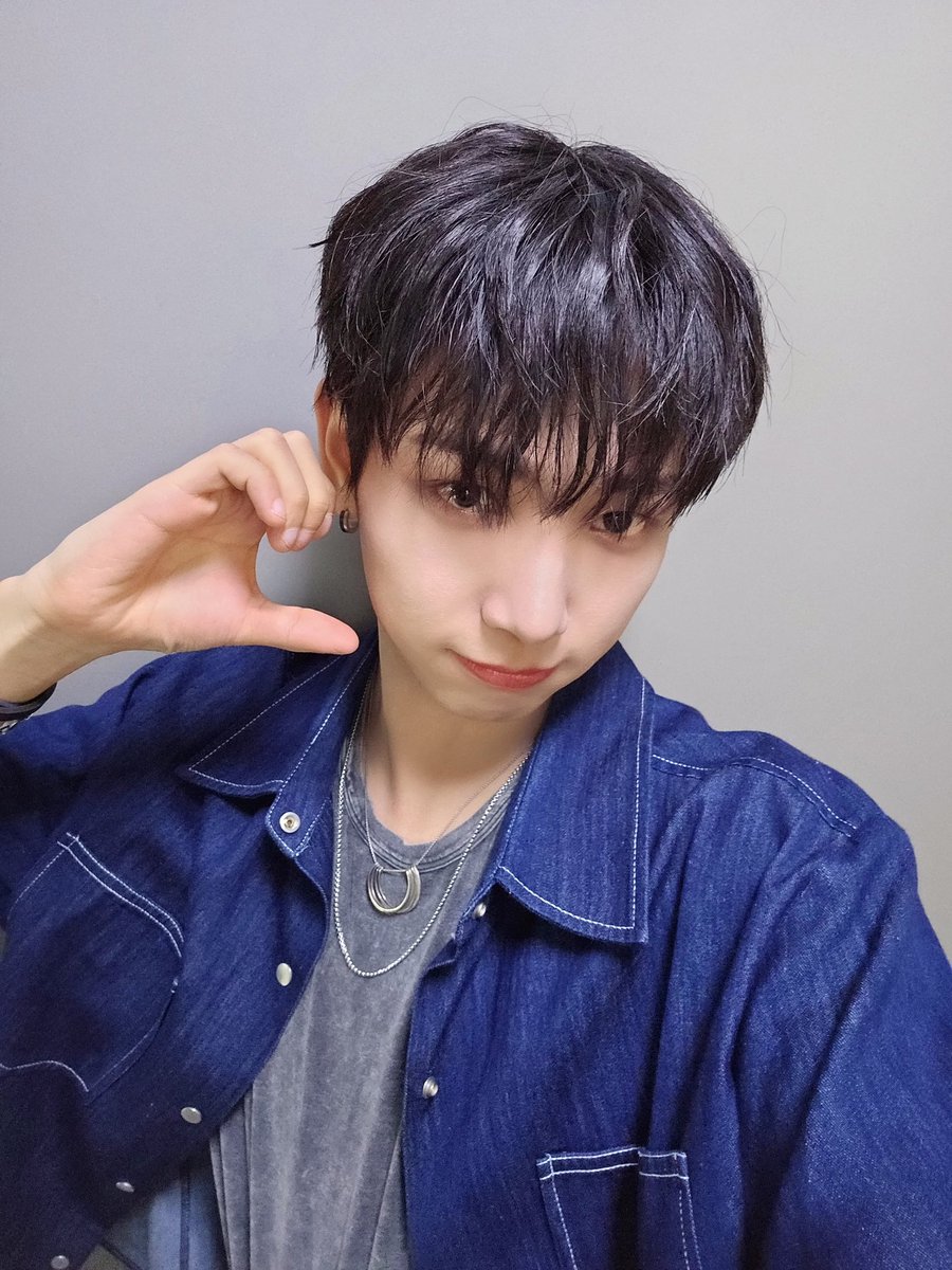 BOYNEXTDOOR_twt's tweet photo. 여러분 저희가 1위를 했네요 
정말 밀려 나오는 눈물 울음 꾹꾹 참고 노래를 불렀는데..🥲
다음에는 꼭 더 멋진 무대 많이 보여줄게요
여러분의 사랑이 너무나도 과분해요 사랑해요
#BOYNEXTDOOR
#JAEHYUN
#명재현 https://t.co/YuONIY57EV