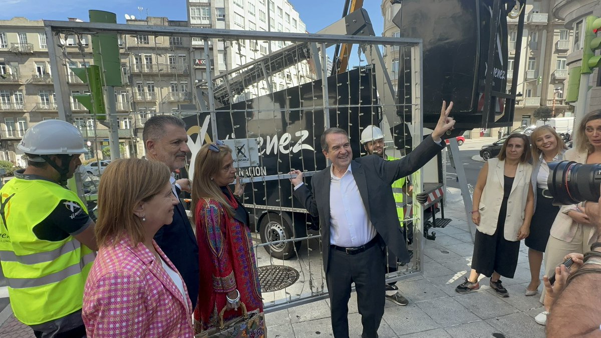 abelcaballero's tweet photo. Hoy arranca el montaje de la mejor Navidad del mundo, la de Vigo ✌️.

¡Tendremos 1️⃣1️⃣,5️⃣ millones de luces LED y el árbol más alto: 4️⃣0️⃣,5️⃣ metros! https://t.co/2C5WFPWF6B