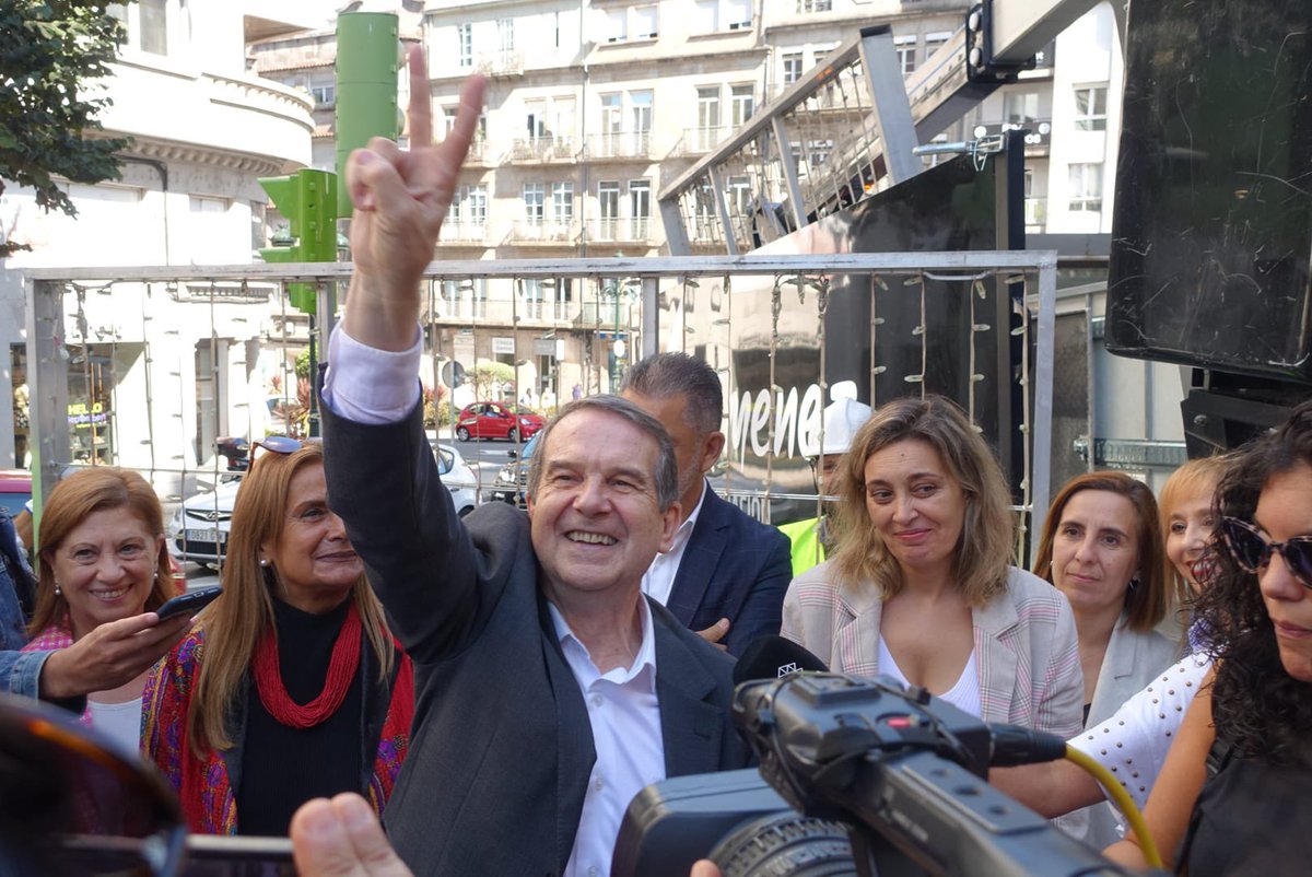 abelcaballero's tweet photo. Hoy arranca el montaje de la mejor Navidad del mundo, la de Vigo ✌️.

¡Tendremos 1️⃣1️⃣,5️⃣ millones de luces LED y el árbol más alto: 4️⃣0️⃣,5️⃣ metros! https://t.co/2C5WFPWF6B