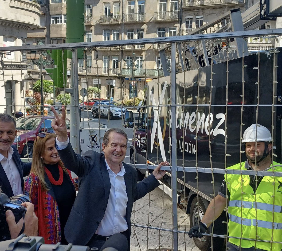 abelcaballero's tweet photo. Hoy arranca el montaje de la mejor Navidad del mundo, la de Vigo ✌️.

¡Tendremos 1️⃣1️⃣,5️⃣ millones de luces LED y el árbol más alto: 4️⃣0️⃣,5️⃣ metros! https://t.co/2C5WFPWF6B