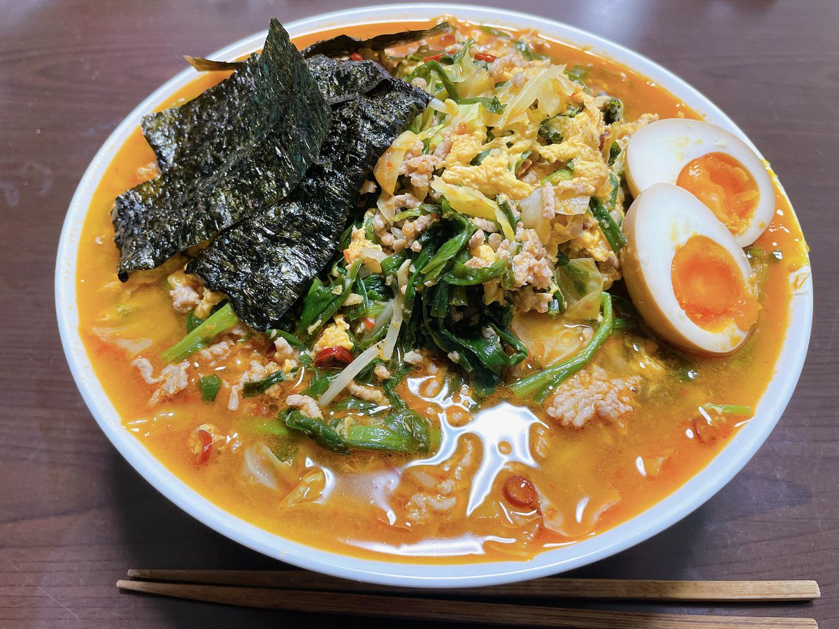 Klaoline's tweet photo. 平日野菜生活継続中だが、今日は生卵が2個余っていたので、卵消費のため、辛麺。

ニンニクマシマシ
ヤサイマシ
アブラマシマシ
カラメ

の二郎系仕様。
お腹パンパン。 https://t.co/slsYjr0mRI