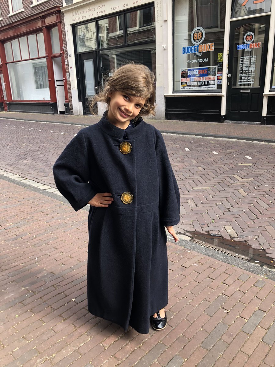 Ik wil mijn dochter Hannah graag meenemen naar een echte modeshow/ontwerper voor haar achtste verjaardag. 
Ze is bezeten van ontwerpen, stofjes, tekenen, draperen, etc.
Wie heeft er connecties? #dtv