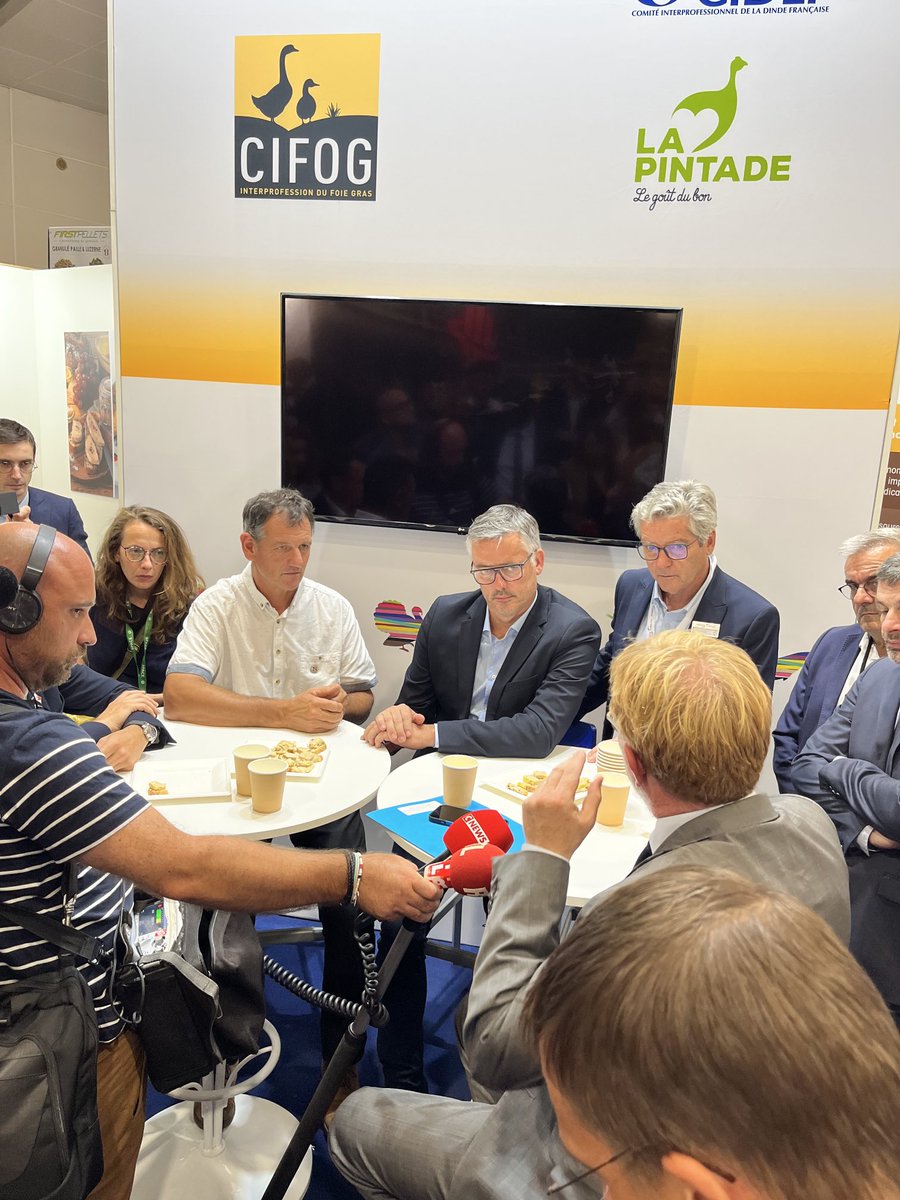 MariePierrePe's tweet photo. En route vers la vaccination contre l’influenza, Eric Dumas, président du CIFOG réaffirme la volonté de la filière de VACCINER et d’EXPORTER #CIFOG #space2023 https://t.co/T6pEdjh2OB