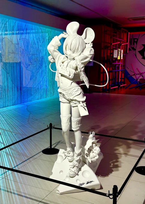 「ILY GIRL」 CONCEPT⑦ FIGURE展示会の入口から見通すと、奥に真っ赤に装飾された空間があり、その空間ではオリジナルフィギュア「NEZUPOYO」を軸としたフィギュアプリントボックス・3Dプリントの立体物が組み込まれた原画を展示していました。オリジナルフィギュア「NEZUPOYO」は…  