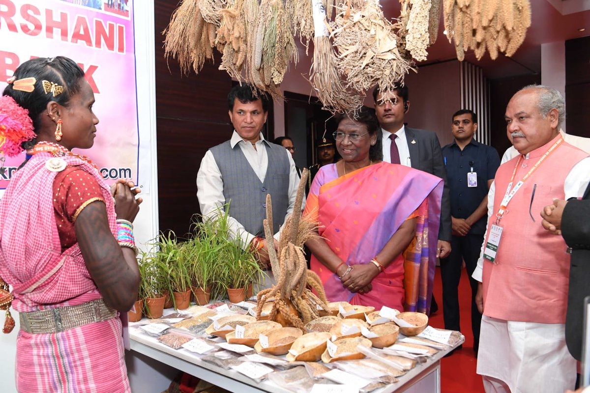 Indian Council of Agricultural Research. (@icarindia) on Twitter photo рд░рд╛рд╖реНрдЯреНрд░рдкрддрд┐ рджреНрд░реМрдкрджреА рдореБрд░реНрдореВ рдиреЗ рдХреГрд╖рд┐ рдЬреИрд╡рд╡рд┐рд╡рд┐рдзрддрд╛ рдХреЗ рдкреНрд░рджрд░реНрд╢рдиреА рдореЗрдВ тАШрдкреНрд▓рд╛рдВрдЯ рдЬреАрдиреЛрдо рд╕реЗрд╡рд┐рдпрд░ рд░рд┐рд╡рд╛рд░реНрдб 2021- 22 рдХреА рдкреНрд░рд╛рдкреНрддрдХрд░реНрддрд╛ рд╕реБрд╢реНрд░реА рд▓рд╣рд░реА рдмрд╛рдИ рд╕реЗ рдмрд╛рддрдЪреАрдд рдХреА, рдЗрд╕ рдЕрд╡рд╕рд░ рдкрд░ <a href="/nstomar/">Narendra Singh Tomar</a> рдПрд╡рдВ <a href="/KailashBaytu/">Kailash Choudhary</a> рдЙрдкрд╕реНрдерд┐рдд рд░рд╣реЗред#ICAR #FarmersRights #GlobalSymposium <a href="/rashtrapatibhvn/">President of India</a> <a href="/AgriGoI/">Agriculture INDIA</a> @PlantTreaty рд░рд╛рд╖реНрдЯреНрд░рдкрддрд┐ рджреНрд░реМрдкрджреА рдореБрд░реНрдореВ рдиреЗ рдХреГрд╖рд┐ рдЬреИрд╡рд╡рд┐рд╡рд┐рдзрддрд╛ рдХреЗ рдкреНрд░рджрд░реНрд╢рдиреА рдореЗрдВ тАШрдкреНрд▓рд╛рдВрдЯ рдЬреАрдиреЛрдо рд╕реЗрд╡рд┐рдпрд░ рд░рд┐рд╡рд╛рд░реНрдб 2021- 22 рдХреА рдкреНрд░рд╛рдкреНрддрдХрд░реНрддрд╛ рд╕реБрд╢реНрд░реА рд▓рд╣рд░реА рдмрд╛рдИ рд╕реЗ рдмрд╛рддрдЪреАрдд рдХреА, рдЗрд╕ рдЕрд╡рд╕рд░ рдкрд░ <a href="/nstomar/">Narendra Singh Tomar</a> рдПрд╡рдВ <a href="/KailashBaytu/">Kailash Choudhary</a> рдЙрдкрд╕реНрдерд┐рдд рд░рд╣реЗред#ICAR #FarmersRights #GlobalSymposium <a href="/rashtrapatibhvn/">President of India</a> <a href="/AgriGoI/">Agriculture INDIA</a> @PlantTreaty