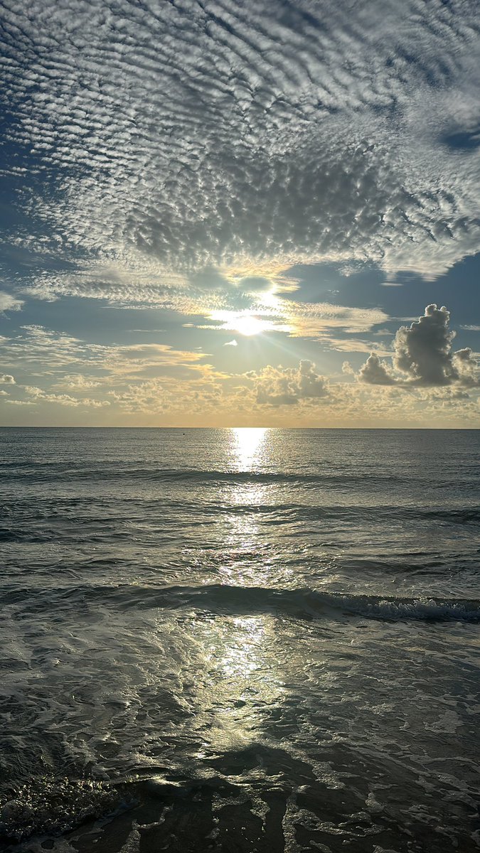jalexandregrp's tweet photo. God’s showing off a little this morning #sunrise #shotoniphone https://t.co/f7cPKwGWvR