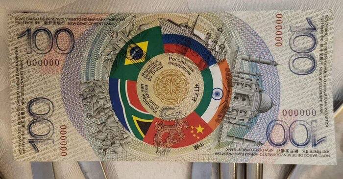 nekitowhite's tweet photo. Billete simbolico 100 BRICS.
🤔 https://t.co/Jrjn3eO6sw