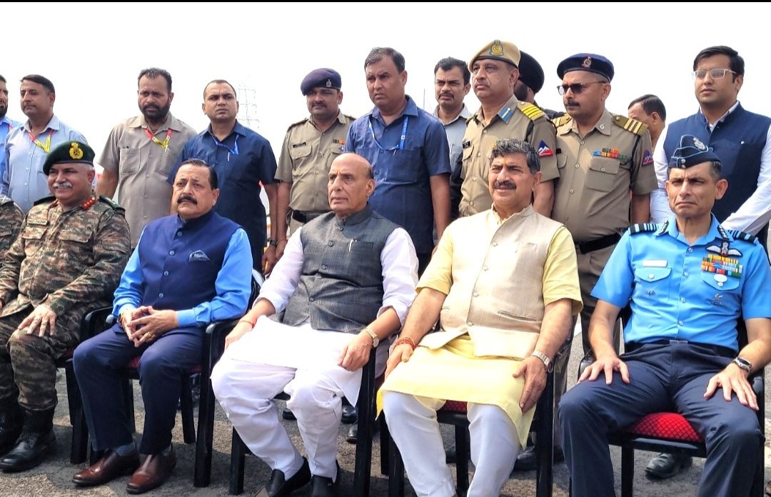 Raksha Mantri dedicates to the nation 90 BRO infrastructure projects, built at a cost of over Rs 2,900 crore, across 11 States/Union Territories @diprjk pib.gov.in/PressReleasePa…