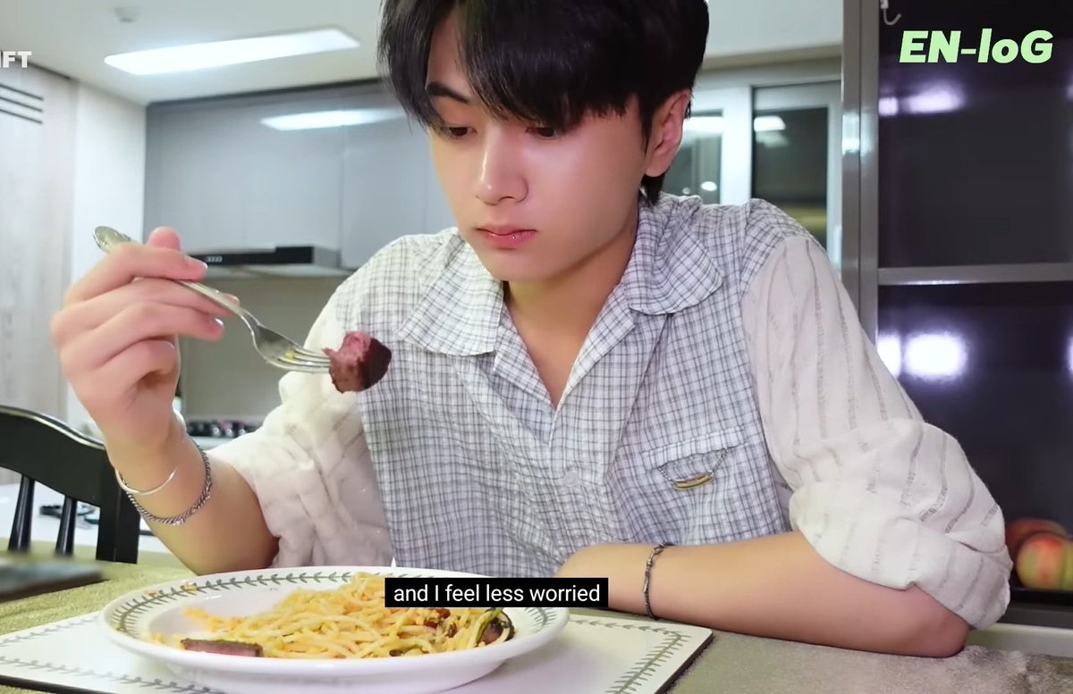 2JJKIFEED's tweet photo. Jay's mother was worried knowing Jay as the only child but after meeting his brothers, he's mother felt relieved the fact that he has 5 younger brothers and has his one and only Heeseung hyung🥹🥺

#JAY #ENHYPEN https://t.co/E6K9KElem0