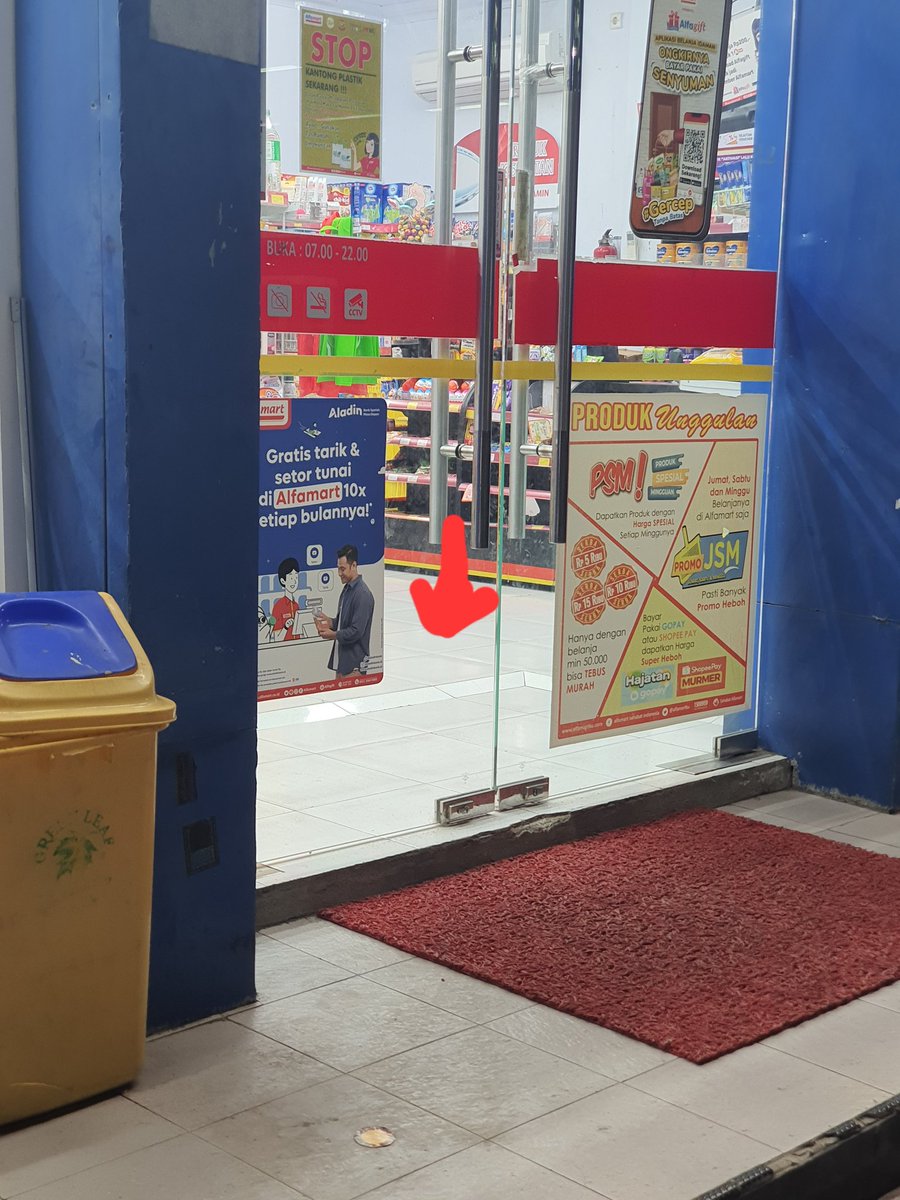 hendrianchan's tweet photo. Tolong dong management @alfamart untuk memberikan tanda "resiko jatuh* pd lantai, shg pengunjung tdk terjatuh.,Alhamdulillah tadi sy terjatuh tidak ada cedera dan barang yg dibeli tdk rusak..kalau tadi terjadi cedera mungkin bukan di jalur ini sy berkomentar https://t.co/lBk9KTmX9v