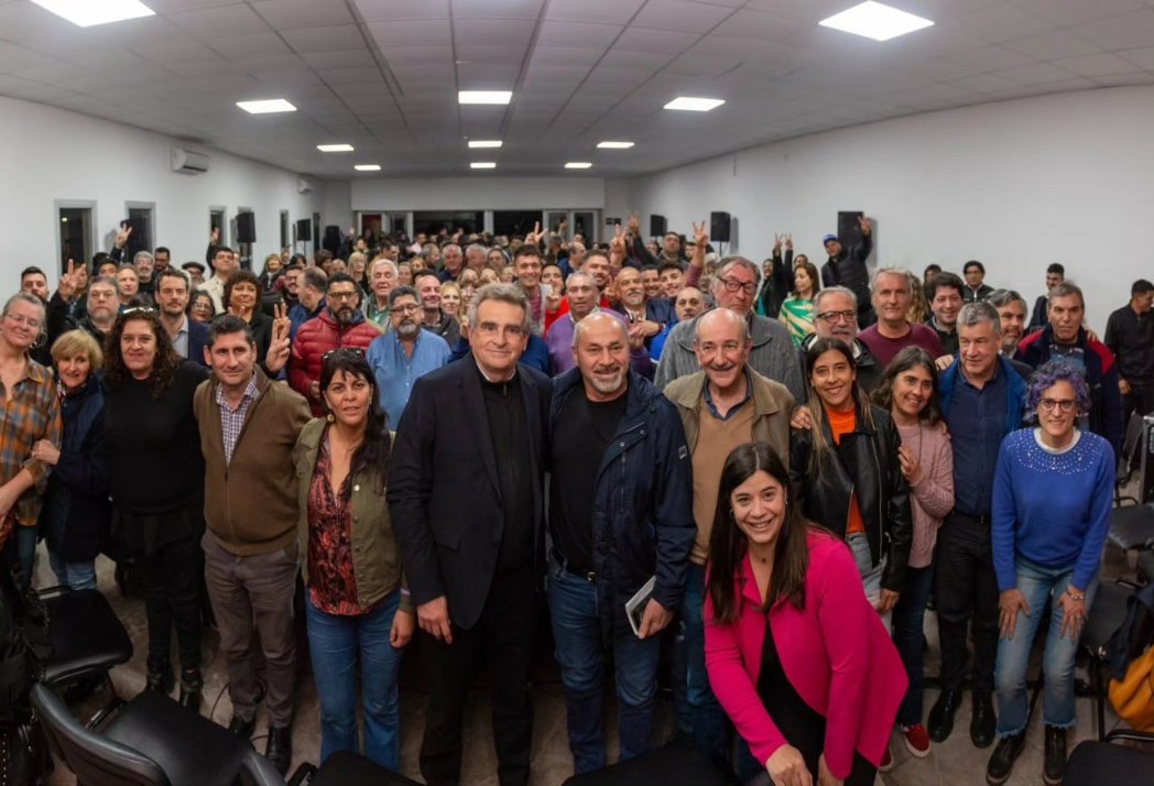 FGBuenosAires's tweet photo. 𝑷𝒍𝒆𝒏𝒂𝒓𝒊𝒐 𝒑𝒓𝒐𝒗𝒊𝒏𝒄𝒊𝒂𝒍 𝒅𝒆𝒍 𝑭𝒓𝒆𝒏𝒕𝒆 𝑮𝒓𝒂𝒏𝒅𝒆 𝑷𝑩𝑨

🔴🔵 Con la presencia de nuestro candidato a vicepresidente @RossiAgustinOk y nuestro presidente @MarioSeccoOK, nos reunimos con representantes de más de 80 distritos de nuestra Provincia https://t.co/2LYH9sEiND