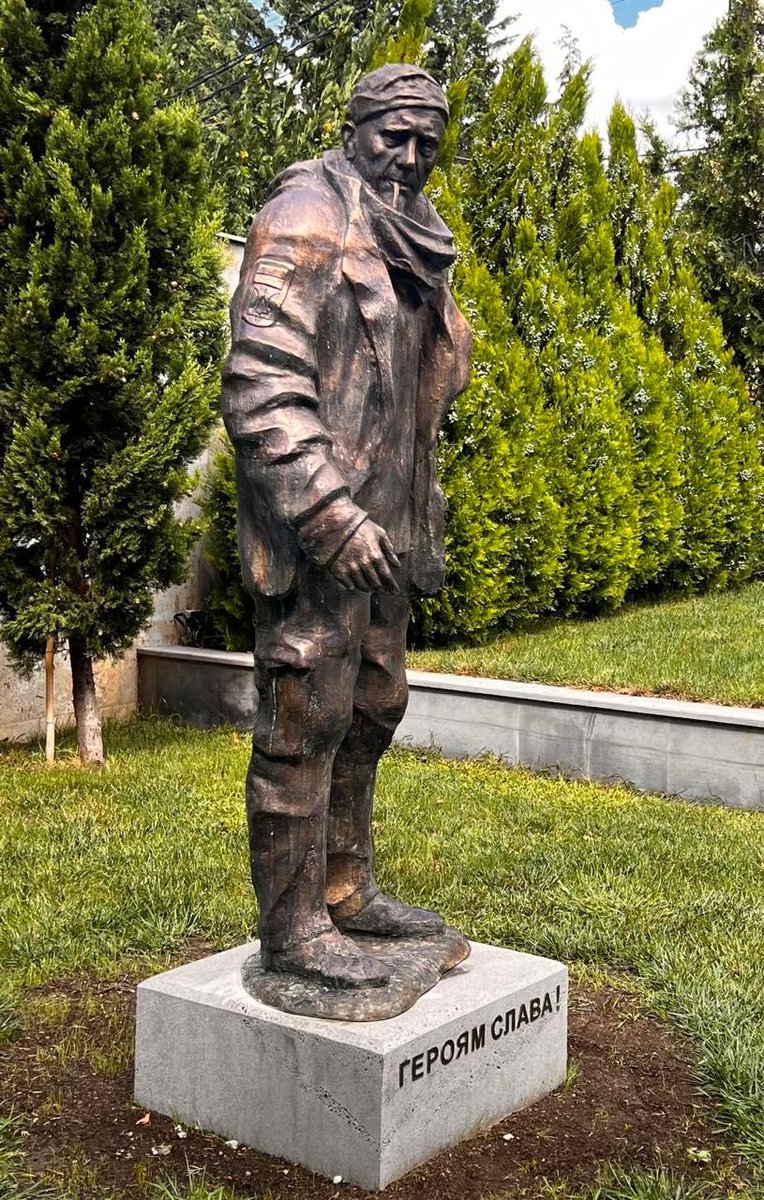 nexta_tv's tweet photo. A monument to the Ukrainian hero, Oleksandr Matsievskyi, who was captured and shot by the Russian occupiers after the words "Glory to Ukraine," was unveiled in Tbilisi, Georgia. https://t.co/x99bhBHRDM