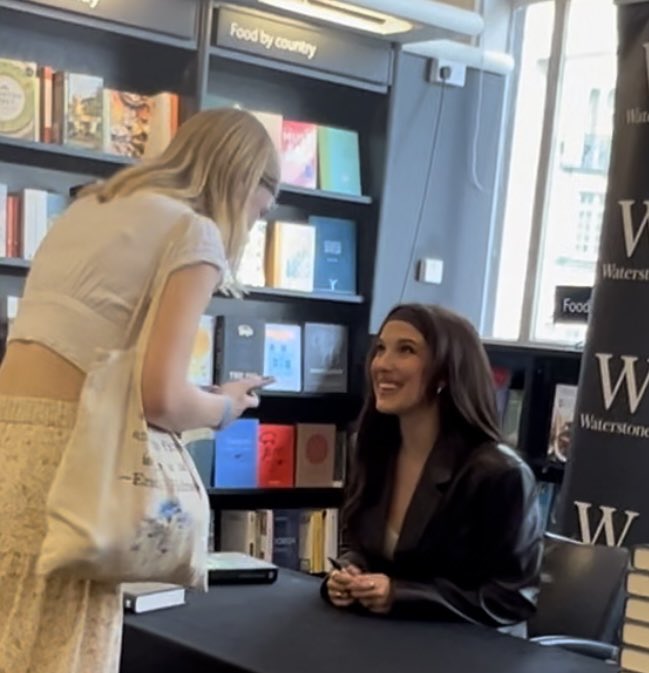 maddiesayshello's tweet photo. seeing her again in 6 hours time!!!!! PINCH ME https://t.co/F1x3RBRISU