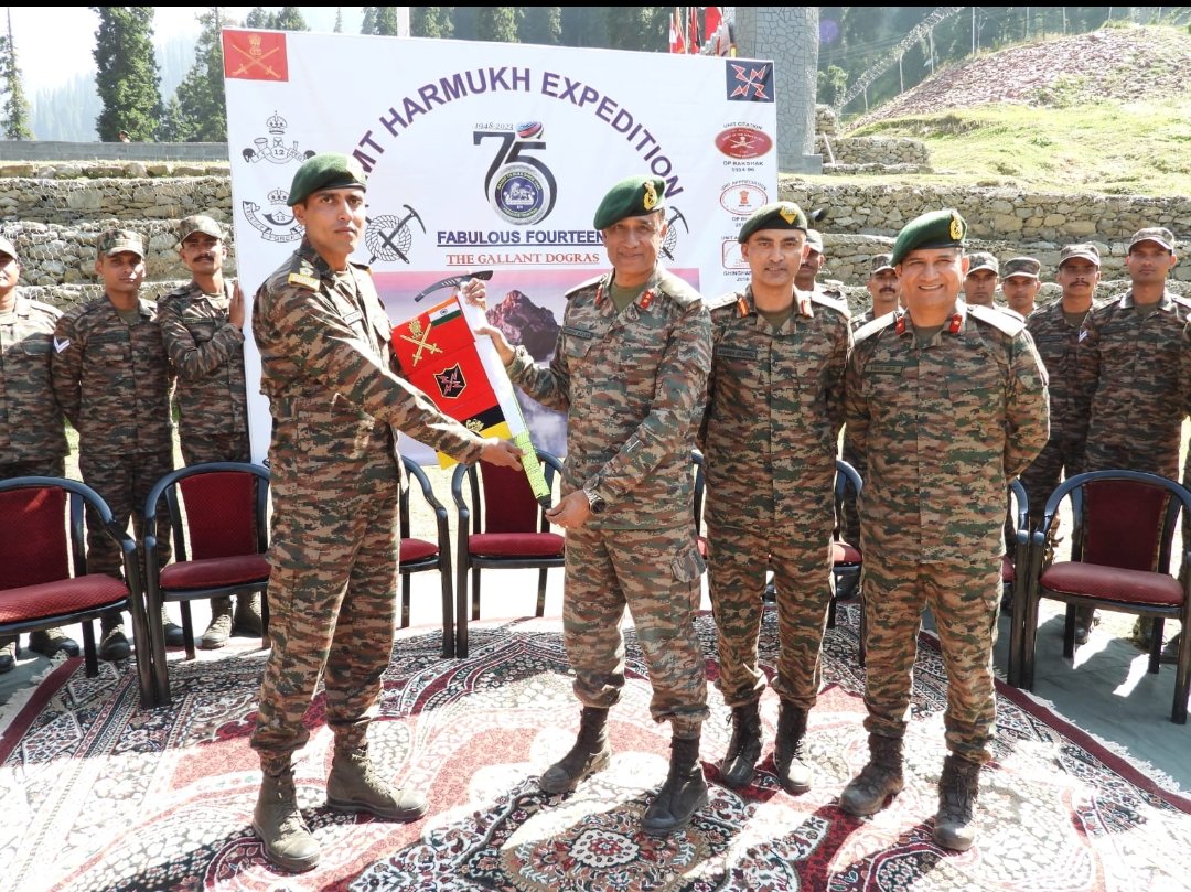 PRODefSrinagar's tweet photo. #IndianArmy flagged off expedition to Mount #Harmukh which is standing tall at 16870 Ft. 15 climbers would summit the feature commemorating the #Platinum jublee of 14 DOGRA.
@ChinarcorpsIA https://t.co/Lf4UfhI0P0