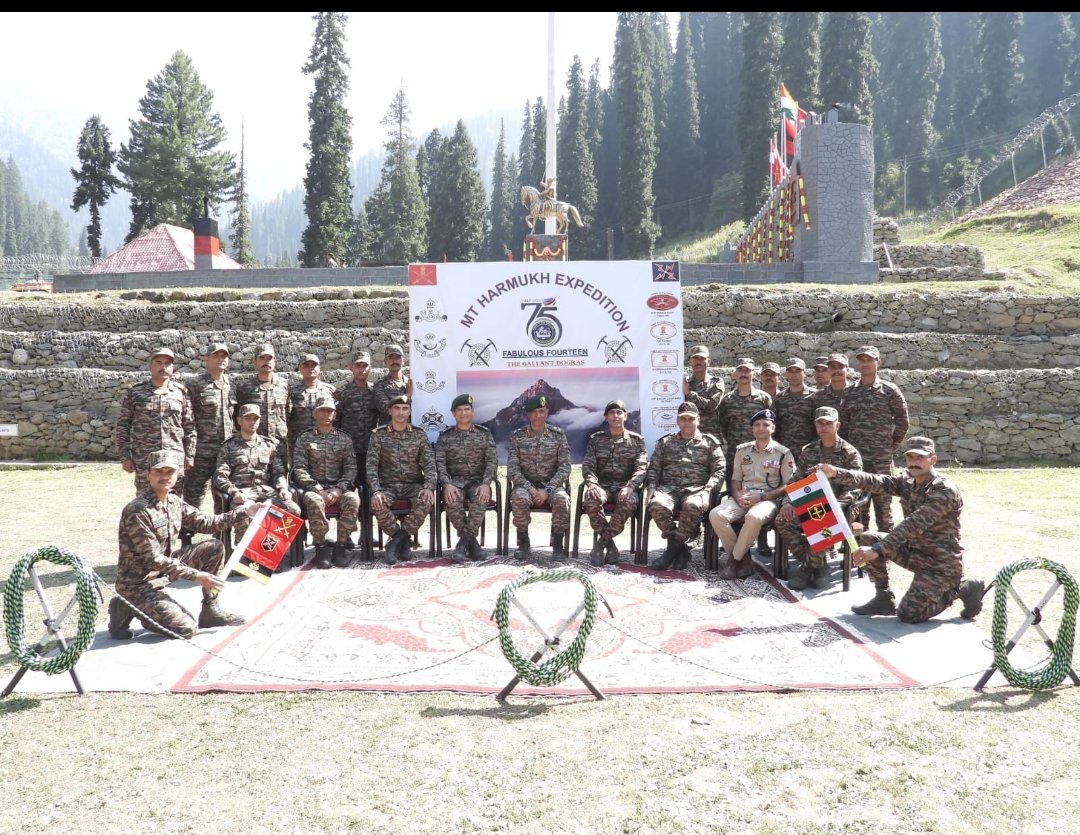 #IndianArmy flagged off expedition to Mount #Harmukh which is standing tall at 16870 Ft. 15 climbers would summit the feature commemorating the #Platinum jublee of 14 DOGRA. @ChinarcorpsIA