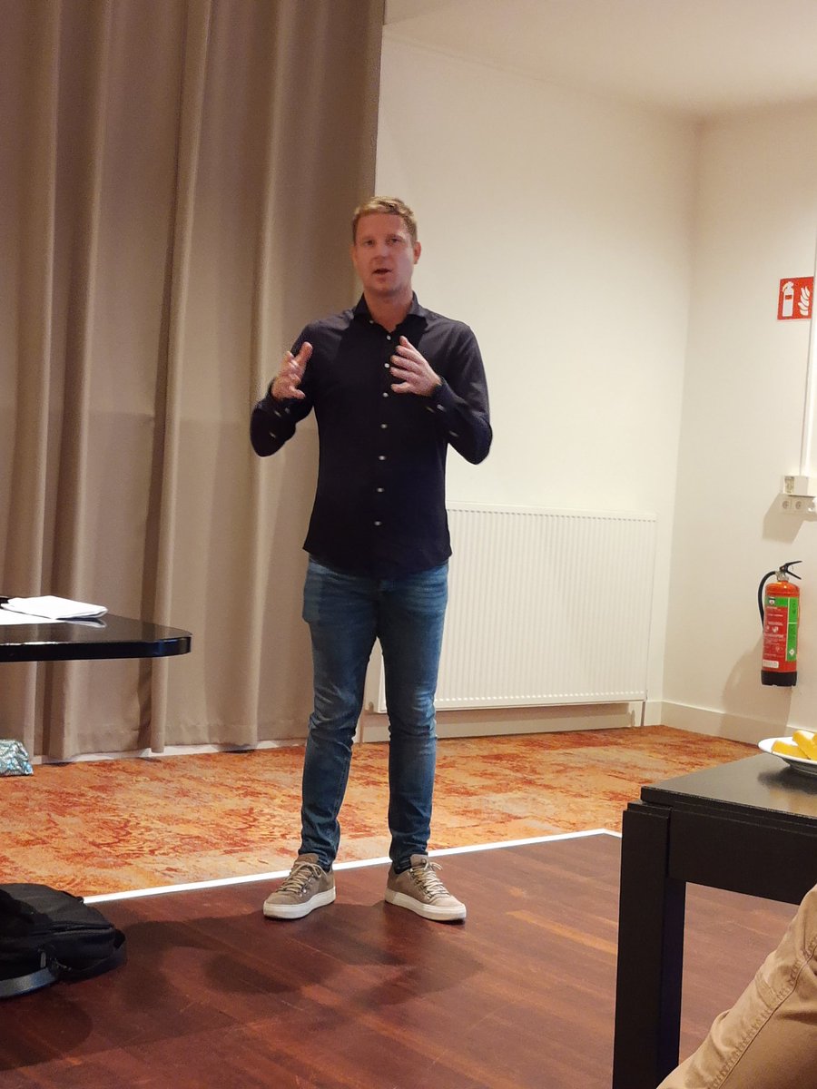 cdaWeststelling's tweet photo. Jouke Spoelstra (CDA kandidaat Tweede Kamer), pleit vanuit zijn hart voor de regio, voor maatwerk, voor Mienskip, voor....zóveel meer. Lees het CDA verkiezingsprogramma maar!  Nu aanwezig op CDA ledenvergadering in OWO verband. Ooststellingwerf, Weststellingwerf en Opsterland. https://t.co/fcxy4WYSZ5