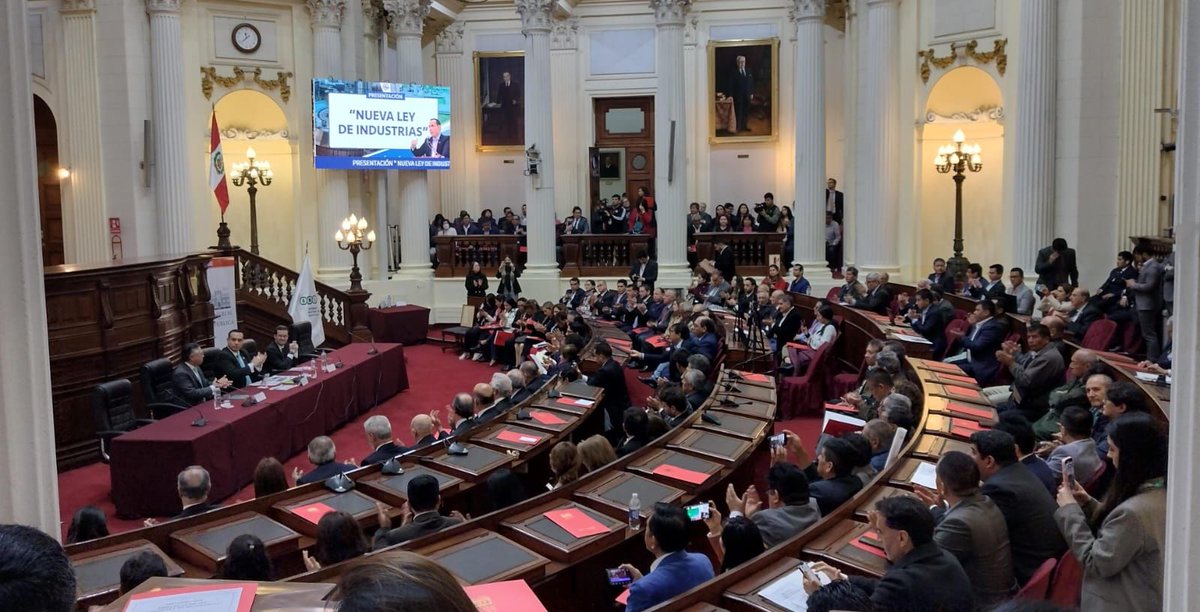 AutoMundoPe's tweet image. #SucedeAhora | #LoÚltimo
@aediveperu  con su presidente #AdolfoRojas participa de la sesión en el @congresoperu con la presentación de la Nueva Ley Nacional de Industrias.

@jorgekoechlin