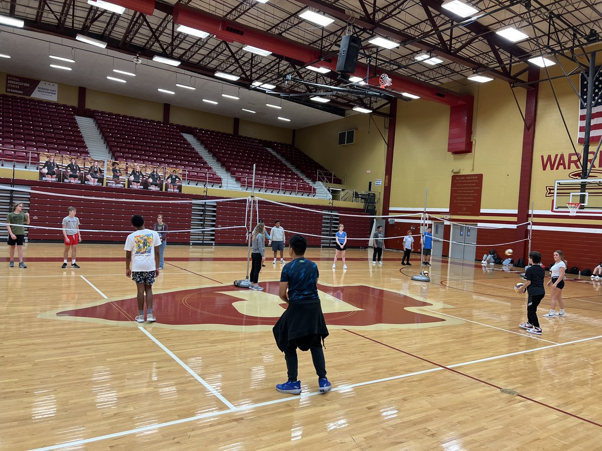 DaleYeahPE's tweet photo. Coach Mintz delivering some top notch instruction to the students for our Volleyball Unit! @RiverdaleHighTN https://t.co/6wUKS1OSg6