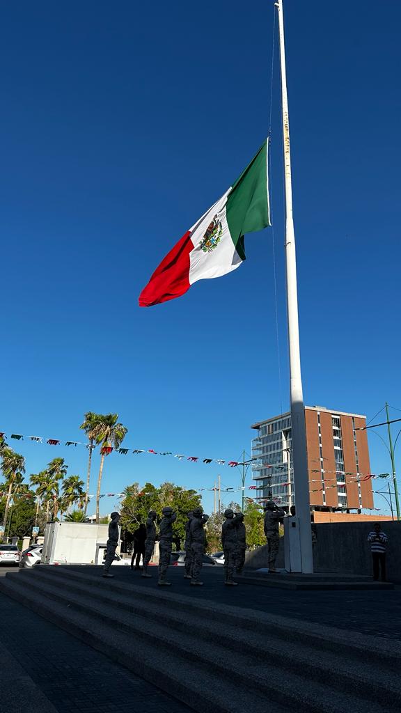 JuntaCaminosES's tweet photo. la #JCICES, el #IMTES, la #SecundariaTécnica6, la #SEDENA y personal de estos Organismos realizaron el acto cívico de Honores e Izamiento de Bandera en la explanada del Centro de Gobierno, el Dir. General @lalopachecog dirigió un mensaje a los presentes. #2añosTransformandoSonora https://t.co/ZAF9d7Kf0D