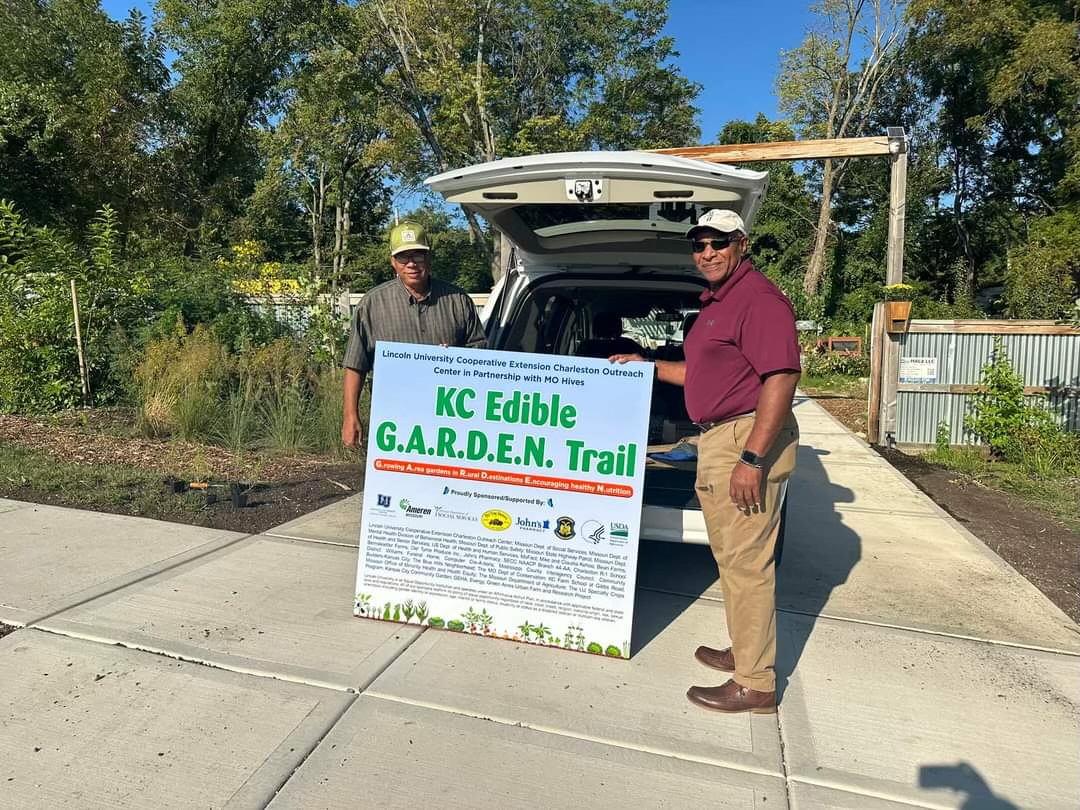 CharlestonLUCE's tweet photo. - Students visit with aSTEAM Village director, William Wells! 

- During the visit students learned about Lincoln University Agriculture Business and Agriculture Technology programs and more! Pt 1
#education #agriculture #KansasCity  #lucecharlestonoutreach 
#HBCU  #business https://t.co/c3QEm2f12d