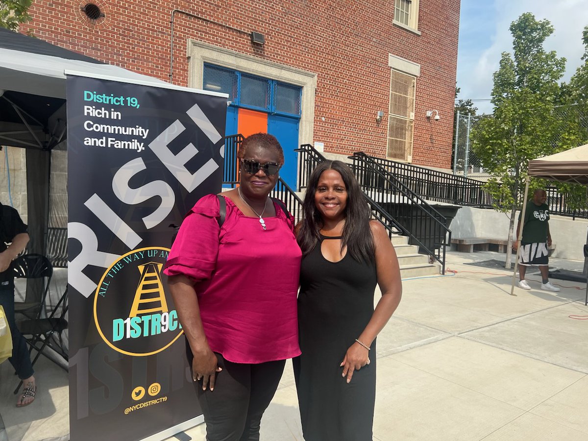American_Debate's tweet photo. On September 9, we served as a community partner at the District 19 back to school event
We gave out drinks, candy, & chips, & free raffles for gift cards.
Shout outs to the Brooklyn Law & Tech HS debaters for volunteering
#DebateChangeLives #DebateforAll #District19DebateLeague https://t.co/ngaSLXmiBv