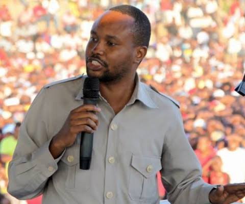 John_Pambalu's tweet photo. Rais Samia anasema hana mpango wa kuandika Katiba Mpya sasa ila anataka kutoa elimu ya Katiba iliyopo kwa miaka 3. Chadema tunasema tunataka Katiba mpya sasa

Kama unakubaliana na Chadema #Retweet 
Kama unakubaliana na Samia #Like https://t.co/QirJDEHyuj