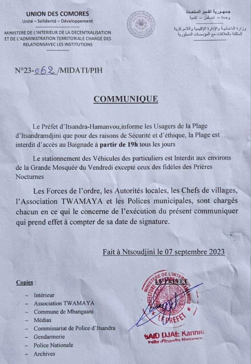 JournalisteKm's tweet photo. #Itsandra plage. Mini rétropédalage du préfet. C la baignade qui est interdite à compter de 19 h et non l’accès à la plage comme dit dans un précédent communiqué. Au nom de la sécurité et de l’éthique , on ne peut plus piquer une tête après le boulot quoi. Le comble pour une île https://t.co/vL8ccY3hSa