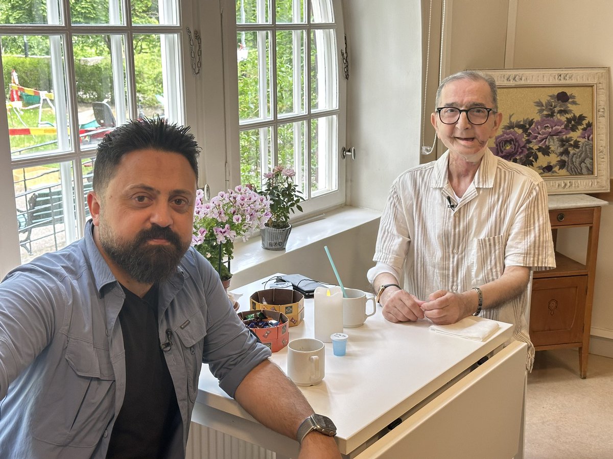 Babası o sene hacca gitmiş döndüğünde bir oğlu olduğunu öğrenince ona “Beytullah” adını vermişti; İlk okulda İstiklal Marşı okunurken yaramazlık yaptığı için öğretmeninden yediği tokattan sonra kulak zarı yırtılınca bir kulağının duyma yetisini kaybetmişti Beytullah ; bu tokat