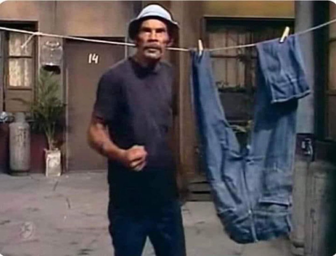 flanchota's tweet photo. yo chiquito me reia de don ramon por tener 2 pantalones, y ahora andamos igual https://t.co/T69LllzIXF