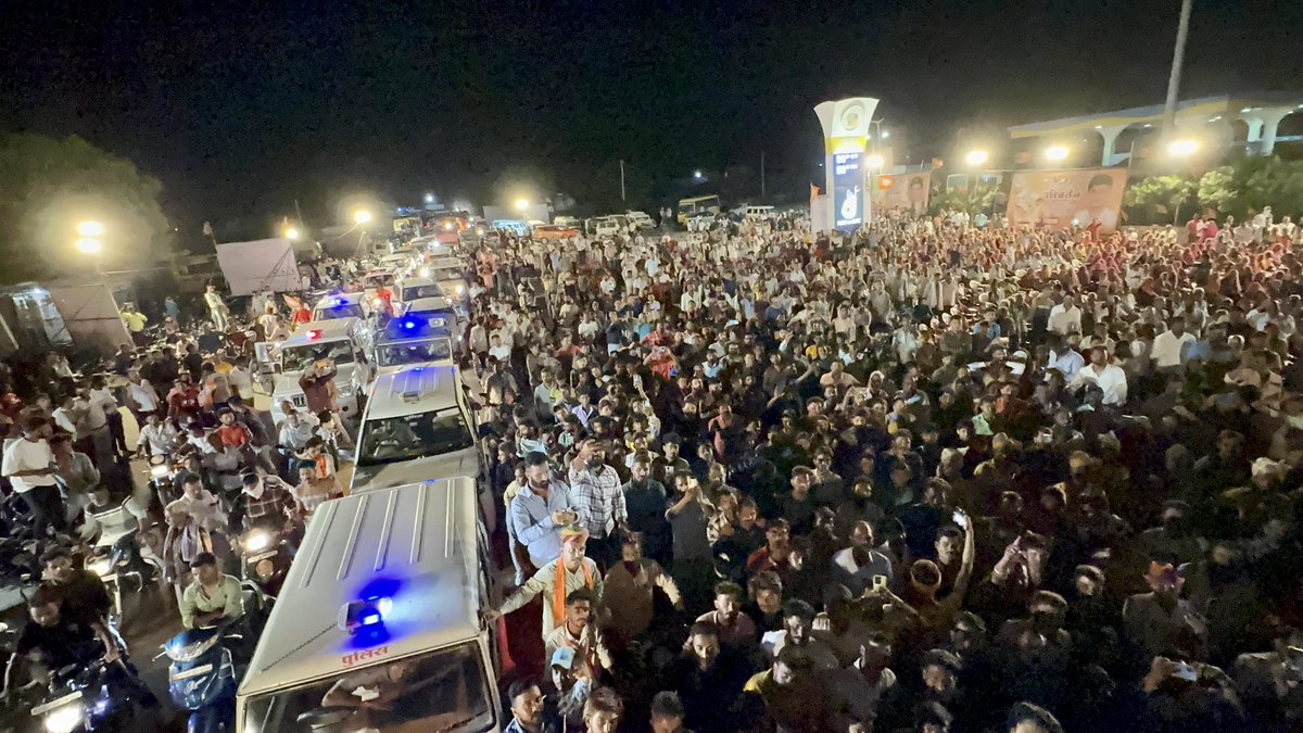 Dev_Fadnavis's tweet image. 🕣 8.30pm | 12-9-2023 📍 Beawar, Rajasthan | रा. ८.३० वा. | १२-९-२०२३ 📍 ब्यावर, राजस्थान.

🔸  भाजपा राजस्थान परिवर्तन संकल्प यात्रा अभियान के क्रम में आज ब्यावर विधानसभा क्षेत्र में आयोजित भव्य रोड शो में शामिल हुआ एवं भारी संख्या में उपस्थित लोगों को संबोधित किया। इस रोड शो…